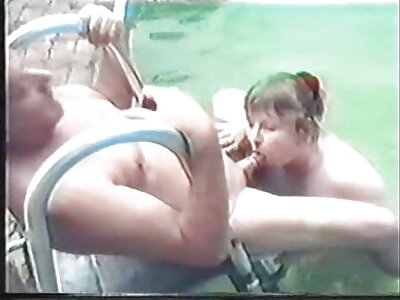 Una donna nuda ha ricevuto una doccia di sperma e mature porche troie porno bukkake sul viso e sulla testa.