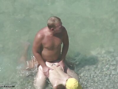 Casting mature italiane porche di gruppo di una coppia innamorata di un'agente porno donna tettona.