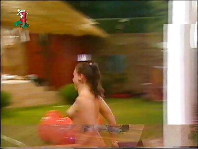 Bruna in calze bianche porche tettone mature finì rapidamente con un dildo blu.
