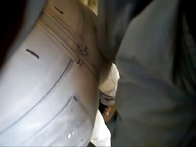 Un uomo russo maturo ha scopato una porcellone mature ragazza in calze di nylon.