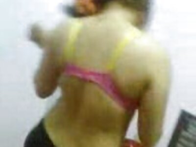 La ragazza donne mature porche con un vibratore si diverte a masturbarsi il clitoride.