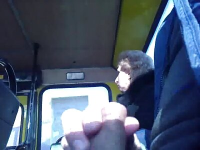 Due ragazzi in tutti i buchi scopano una giovane ragazza snella dalla pelle scura. porche mature amatoriali
