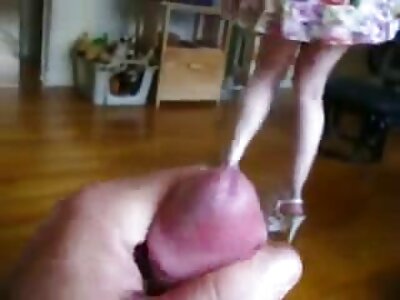 Calda piccola cosa bruna ha trattato il cazzo con porche mature italiane la bocca e si è seduta sopra.