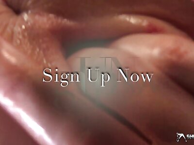 Durante un massaggio con una video mature porche donna, Abella Danger si fa sfondare la figa.