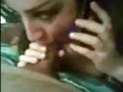 La ragazza cerca di recitare in video mature porche un video privato.