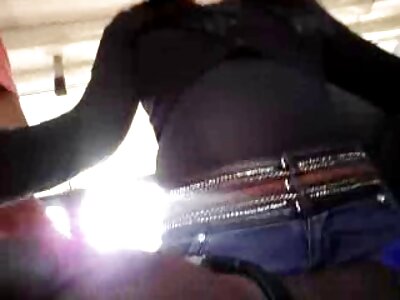 Bella ginnasta bionda che posa in mutandine sulle fessure. video mature porche