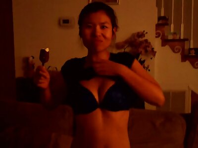 Angelica bacia le palle e lecca l'asta mentre succhia un suocere mature porche grosso cazzo.