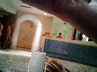 Una donna senza mutandine mostra il suo culo nudo e posa con un video donne mature porche buco.