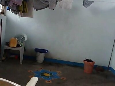 I militari hanno condotto un'ispezione di una giovenca porche mature italiane rossa e hanno scopato una bellezza in montagna.