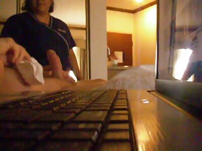 Esercizi anali con una ragazza porcellone mature abbronzata.