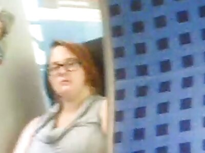 La sessantenni porche bionda fa un massaggio ai piedi alla mora e alleva la ragazza per il sesso.