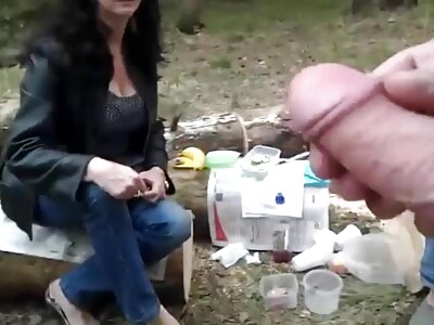 Lesbiche mature porche con giovani nude sborrano dal cunnilingus e si masturbano con un sex toy.