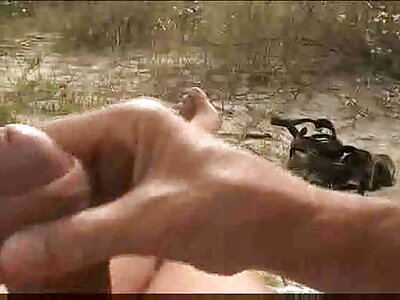 Video porno femminile di gruppo video donne mature porche in cui tutti si masturbano con un vibratore.